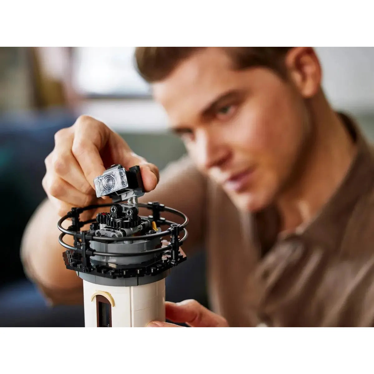 مجموعة بناء نموذج المنارة الآلية من ليجو 21335 آيدياز، كاملة مع أضواء دوارة وكوخ جذاب وكهف غامض