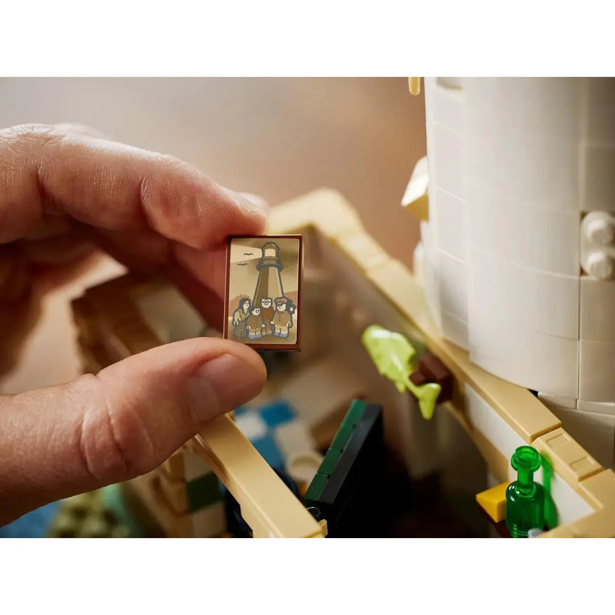 مجموعة بناء نموذج المنارة الآلية من ليجو 21335 آيدياز، كاملة مع أضواء دوارة وكوخ جذاب وكهف غامض