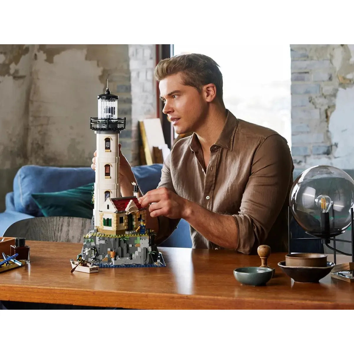 مجموعة بناء نموذج المنارة الآلية من ليجو 21335 آيدياز، كاملة مع أضواء دوارة وكوخ جذاب وكهف غامض