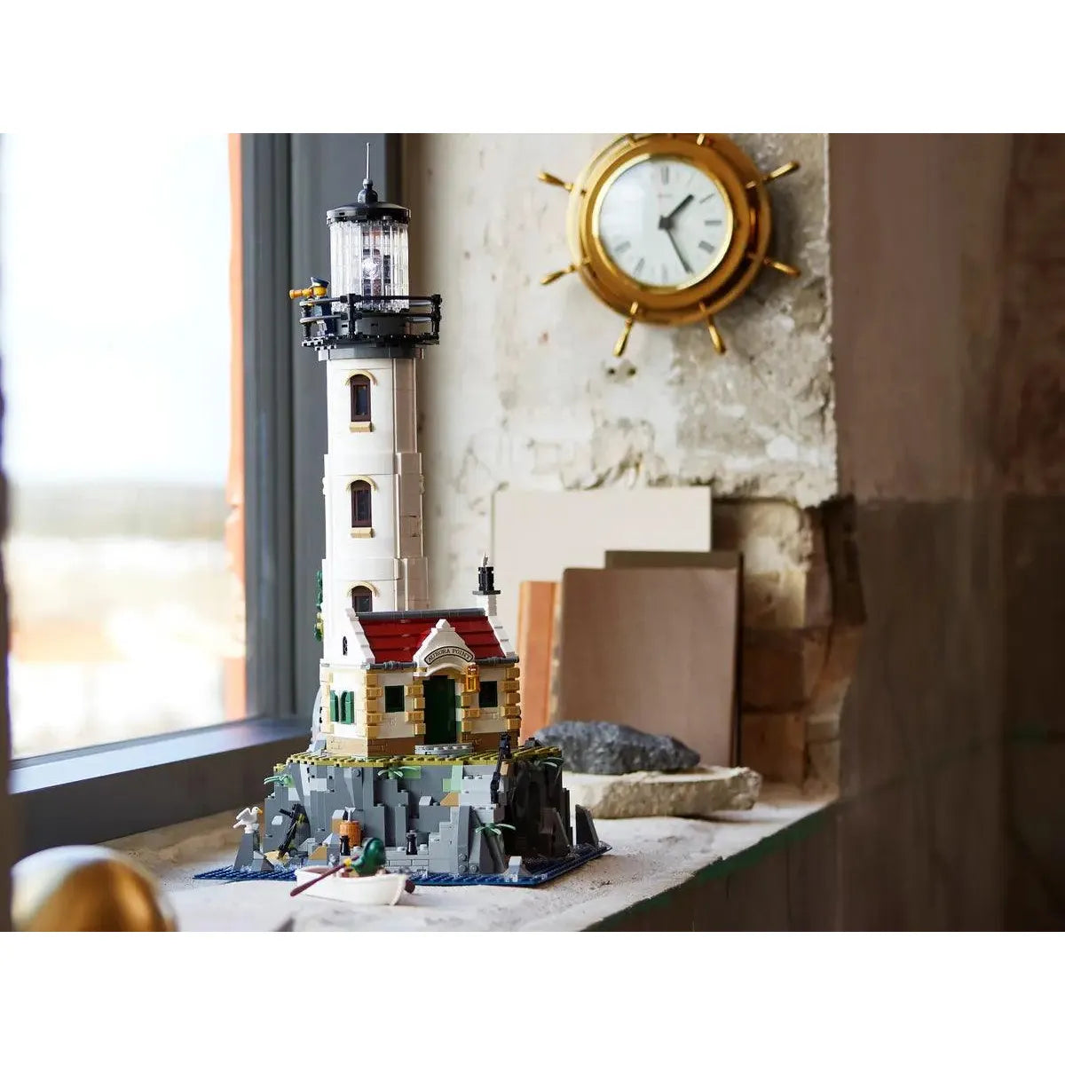 مجموعة بناء نموذج المنارة الآلية من ليجو 21335 آيدياز، كاملة مع أضواء دوارة وكوخ جذاب وكهف غامض