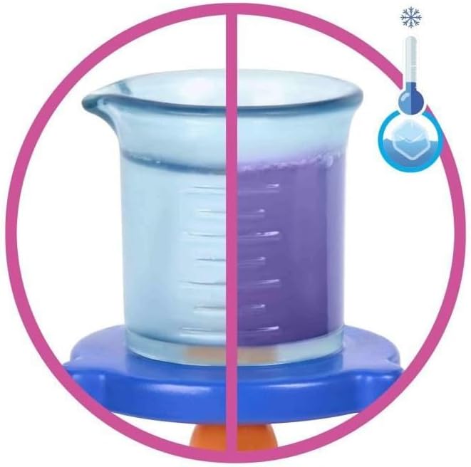 دمية باربي العالمة مع ملحقاتها: دمية شقراء أنيقة، وطاولة مختبر، ومجهر، وكأس متغير اللون، وطبق بتري.