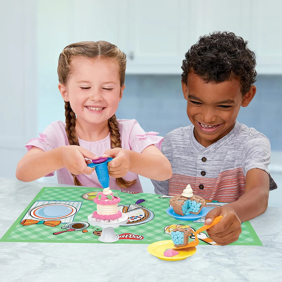 Play-Doh Kitchen Sweet Cookies Cake 8 Tubes 23 Pieces F2773
