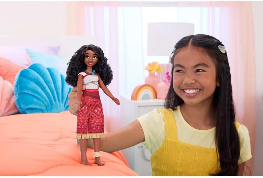 Mattel Disney Moana 2 Moana Fashion Doll with 2 Accessories, Removable Outfit with Necklace & Anklet, Inspired by The Movie