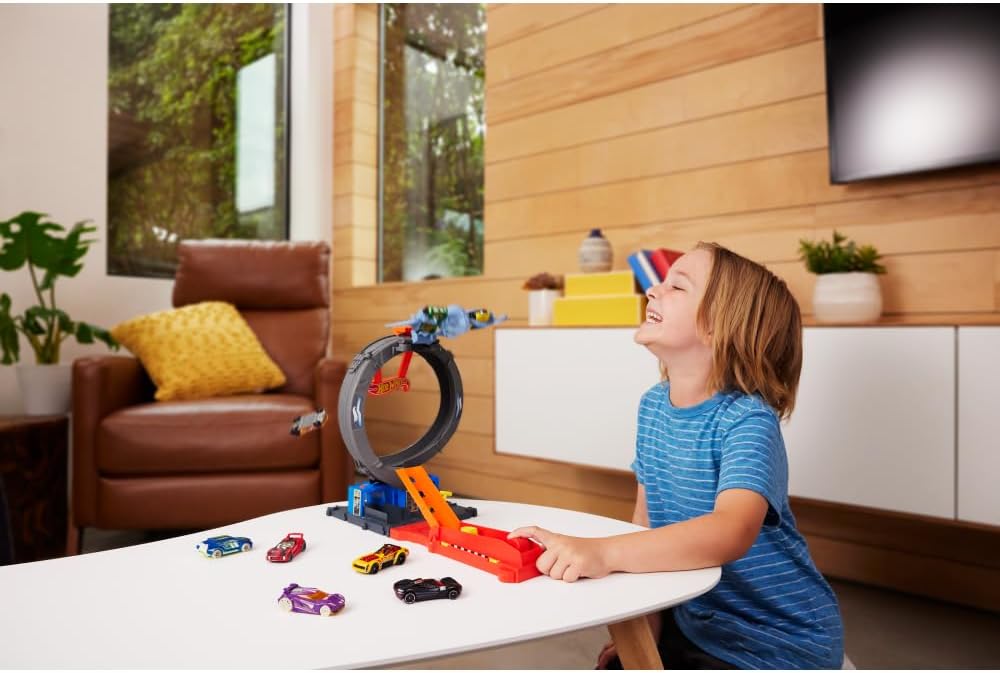 مجموعة مسار سيارة لعبة مدينة هوت ويلز ليتس ريس من نيتفليكس، هجوم الخفاش مع حلقات قابلة للتعديل وبادئ تشغيل، سيارة لعبة بمقياس 1:64