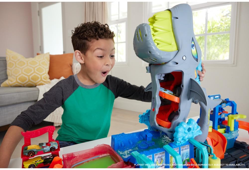 Hot Wheels Let's Race Netflix - City Shark Wash Station with 1:64 Scale Color Reveal Car, Colour Changing Function and Storage