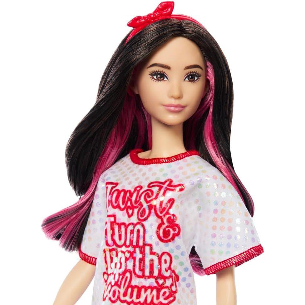 دمية Barbie Fashionistas رقم 214، ذات شعر أسود مموج مع فستان Twist 'n' Turn وإكسسوارات، دمية عصرية قابلة للتجميع للذكرى الخامسة والستين