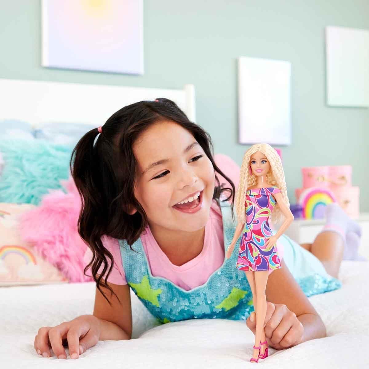 دمية باربي فاشونيستاس من ماتيل رقم 223، شقراء، مظهر مستوحى بالكامل من الشعر وإكسسوارات، الذكرى السنوية الخامسة والستين 