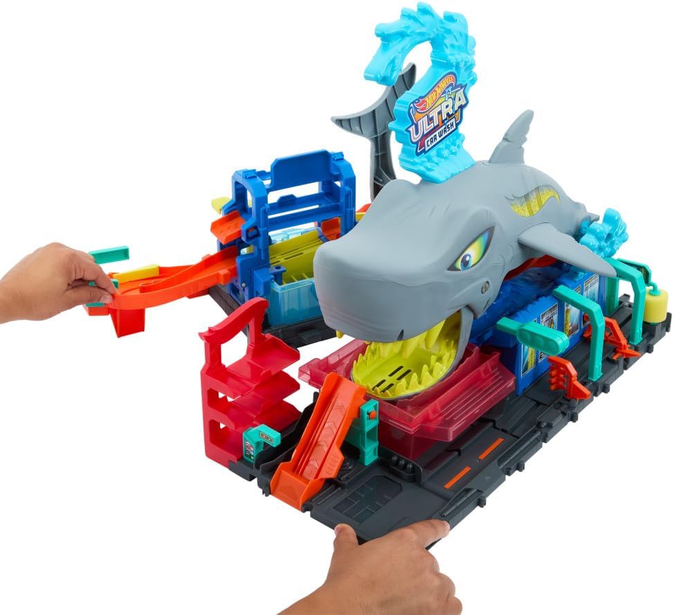 Hot Wheels Let's Race Netflix - City Shark Wash Station with 1:64 Scale Color Reveal Car, Colour Changing Function and Storage