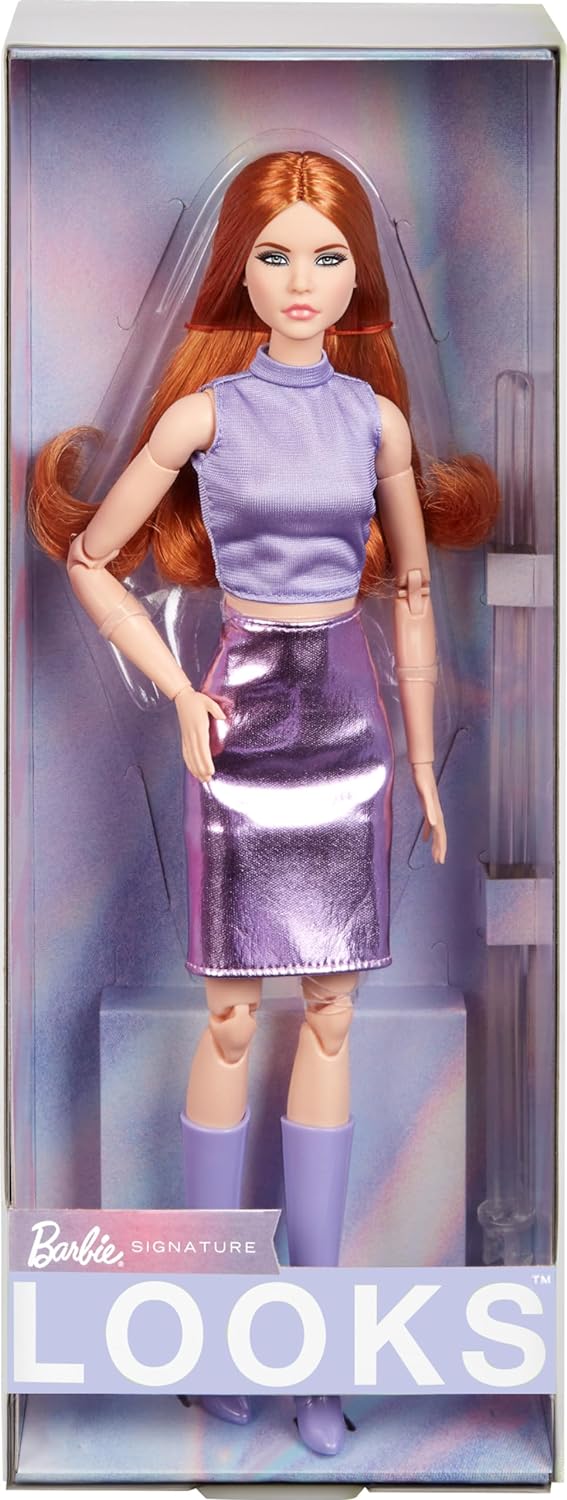 دمية Barbie Looks، رقم 20 القابلة للتجميع، ذات شعر أحمر وأزياء Y2K الحديثة، وقميص أرجواني وتنورة من الجلد الصناعي مع حذاء يصل إلى الركبة