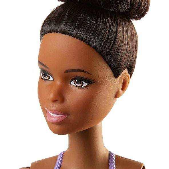 دمية باربي راقصة الباليه مع زي راقصة الباليه، وتوتو، وحذاء منحوت عند أصابع القدم وأذرع في وضع الباليه للأعمار من 3 سنوات فما فوق.