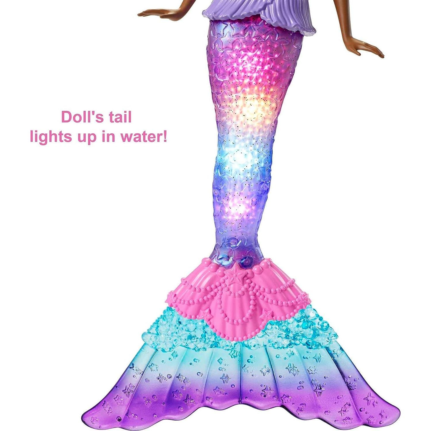 دمية باربي دريمتوبيا، لعبة حورية البحر مع ذيل مضيء يعمل بالماء، وشعر مخطط باللون الأرجواني و4 عروض ضوئية ملونة