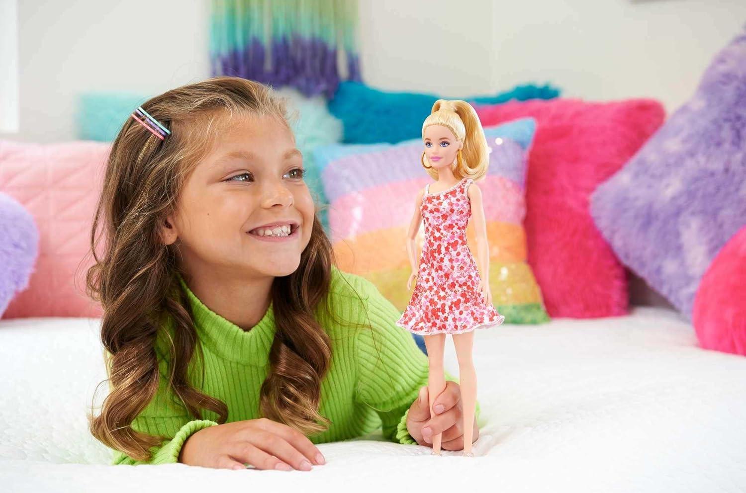 دمية باربي فاشونيستاس رقم 208، دمية باربي مصابة بمتلازمة داون ترتدي فستانًا مزهرًا 