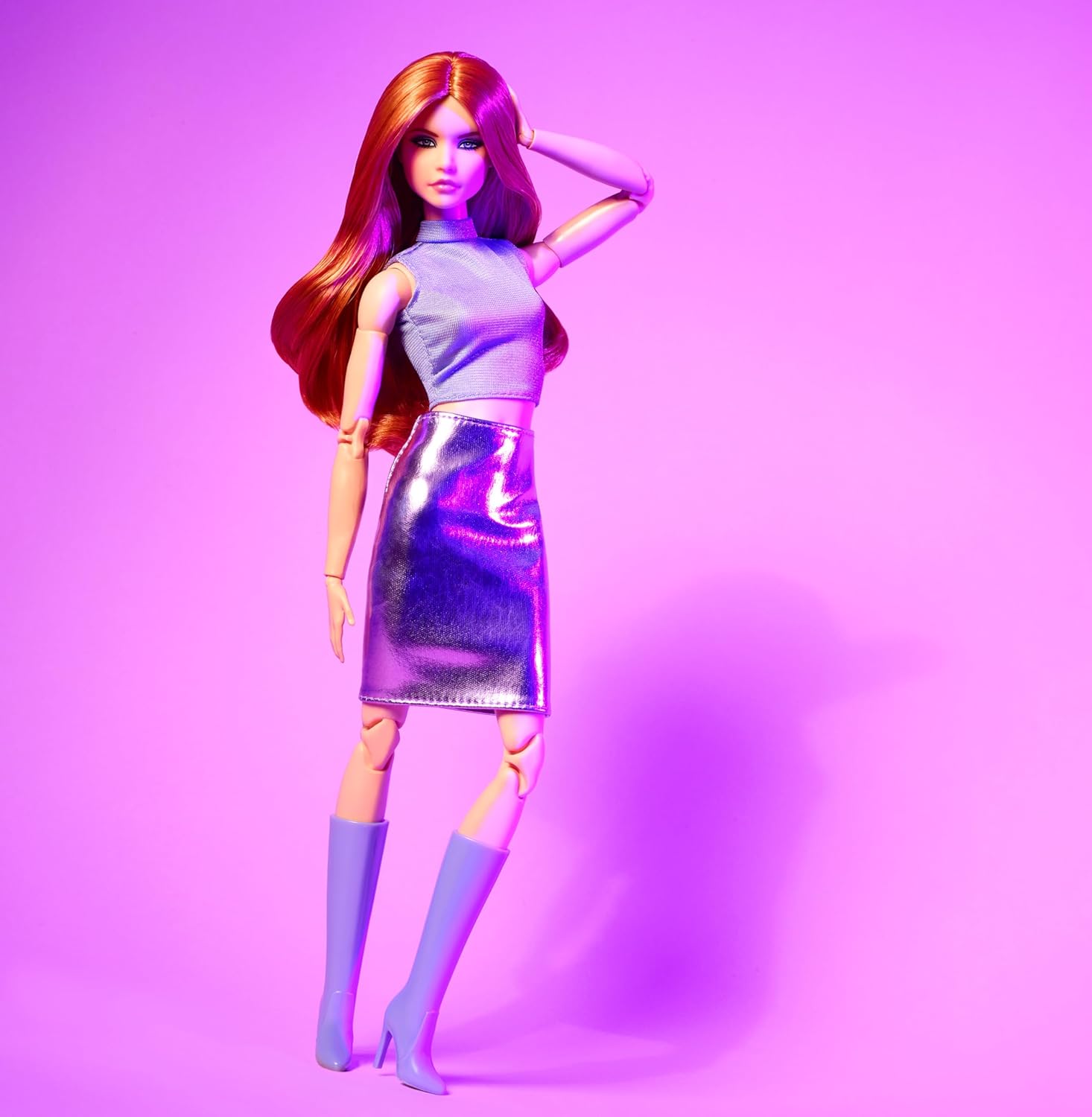 دمية Barbie Looks، رقم 20 القابلة للتجميع، ذات شعر أحمر وأزياء Y2K الحديثة، وقميص أرجواني وتنورة من الجلد الصناعي مع حذاء يصل إلى الركبة