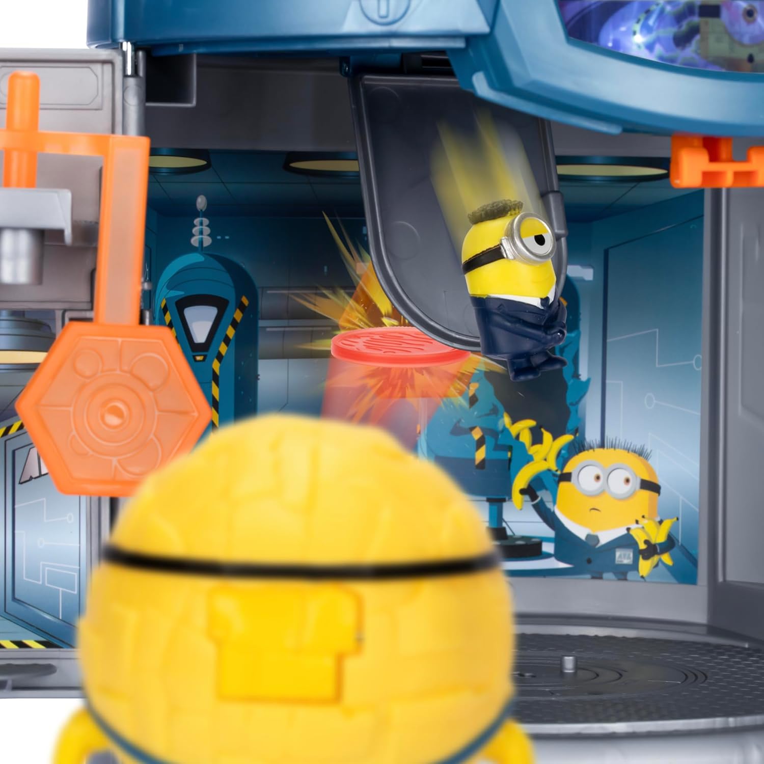 MINIONS Despicable Me 4 Mega Transformation Chamber Transform AVL Jerry Into Mega Jerry Chamber Opens Out To Transform Into An AVL Training Centre Playset