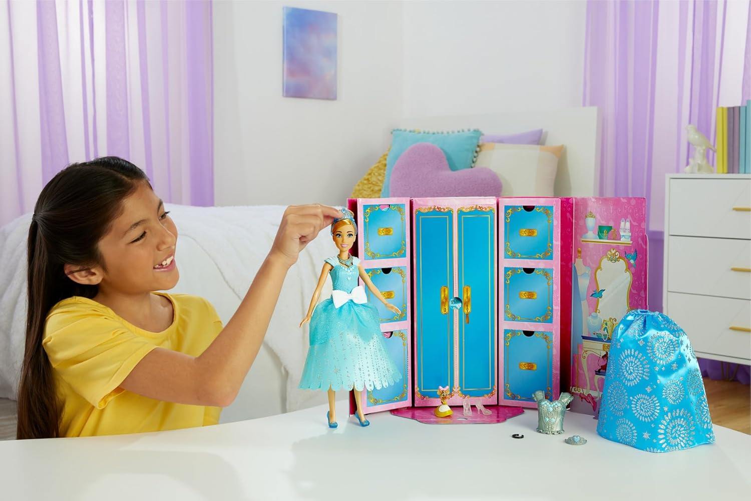 دمية أزياء أميرة ديزني سندريلا من ماتيل وصديقتها الغامضة مع ١٢ قطعة أزياء وإكسسوارات مفاجئة، لعبة فك الصندوق 