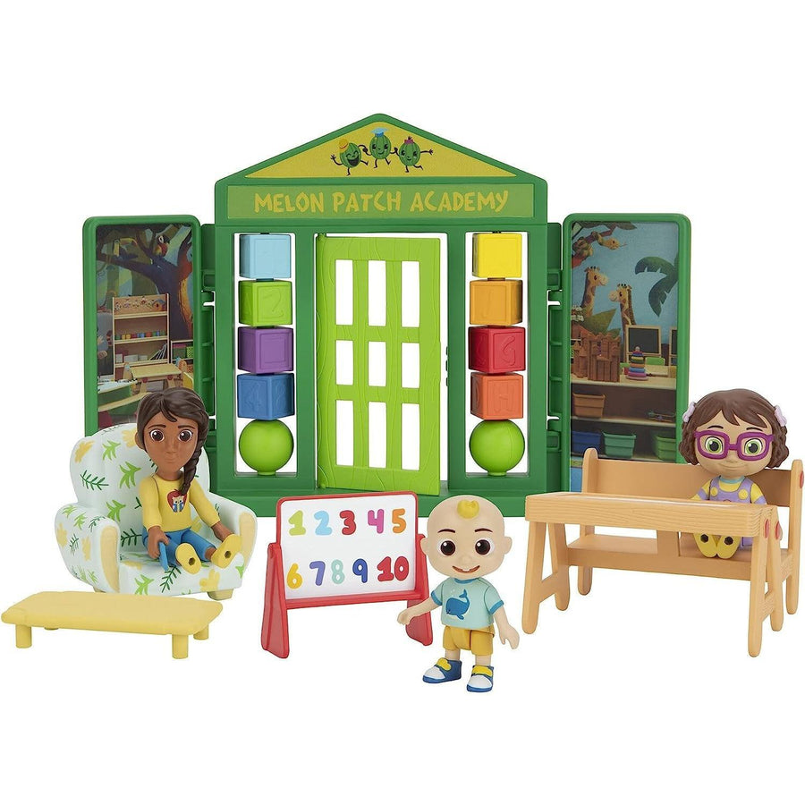 مجموعة وقت اللعب ديلوكس من CoComelon School Time - JJ و Bella و Ms. Appleberry The Teacher و 5 ملحقات (طاولة ، سرير أطفال ، كرسي بذراعين ، حامل ، جدران)