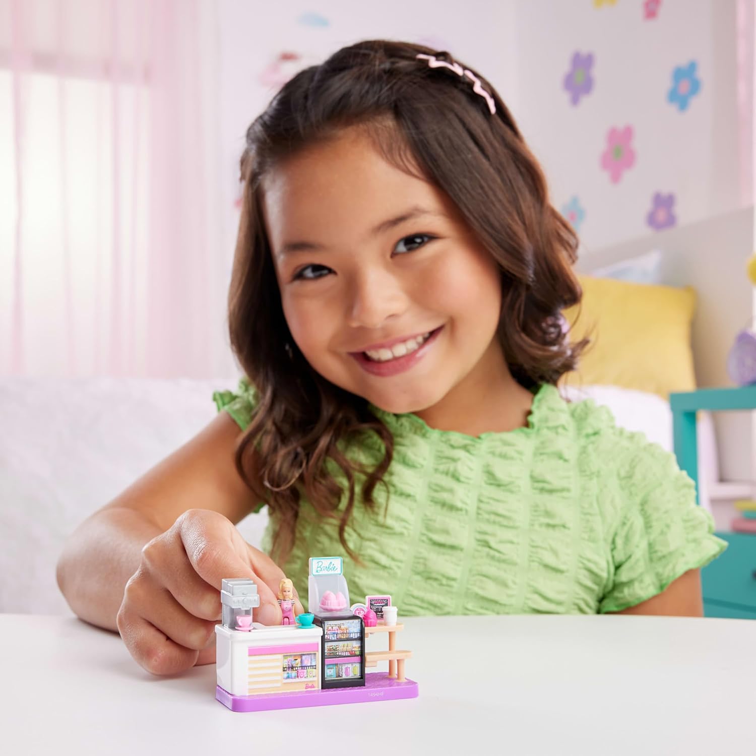 مجموعة ألعاب بيت الدمية باربي ميني لاند من ماتيل مع دمية بطول 1.5 بوصة وأثاث وإكسسوارات