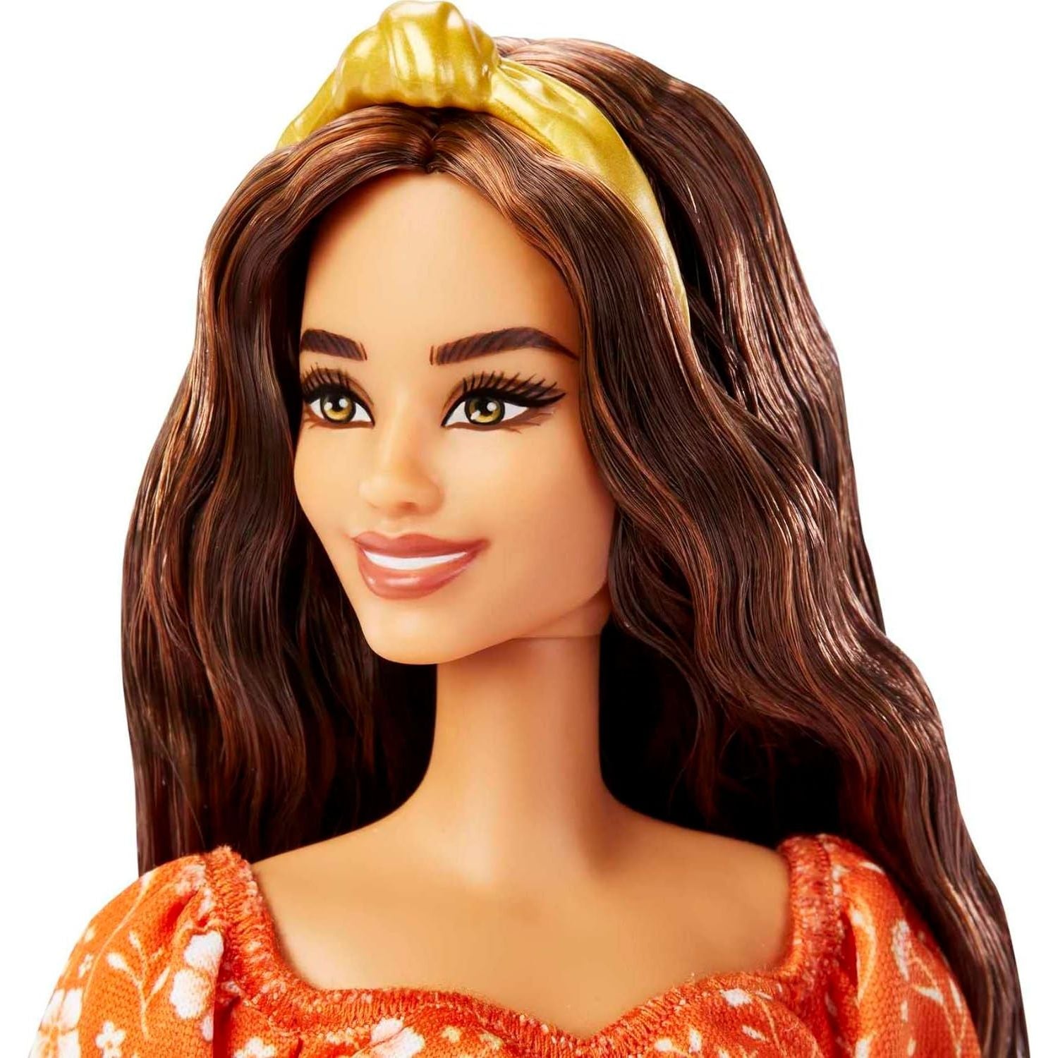 دمية باربي فاشونيستاس، شعر بني طويل مموج، عصابة رأس، فستان برتقالي بطبعة زهور مع تفاصيل مكشكشة وكعب