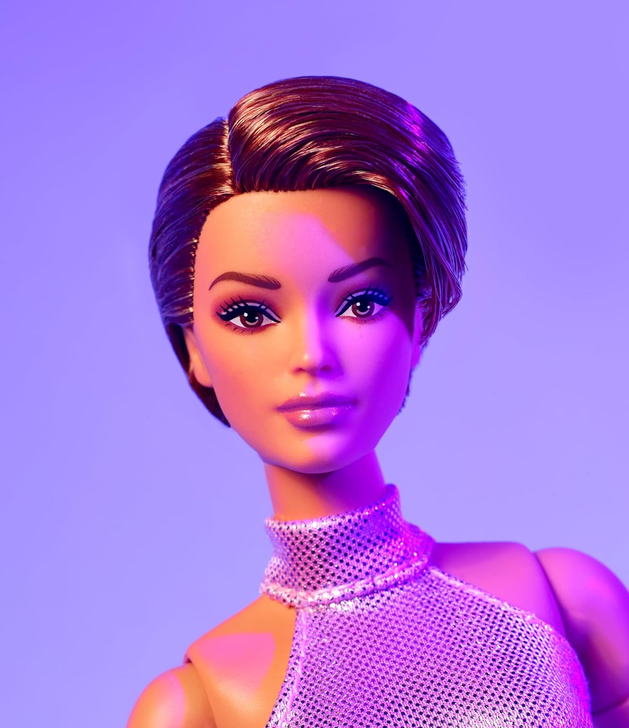 دمية Barbie Looks، رقم 22 القابلة للتجميع مع قصة بيكسي وأزياء Y2K الحديثة، بذلة هالتر وردية مطرزة بكعب فضي