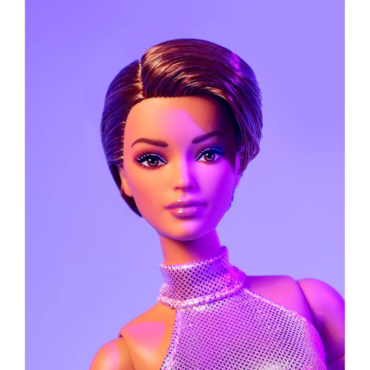 دمية Barbie Looks، رقم 22 القابلة للتجميع مع قصة بيكسي وأزياء Y2K الحديثة، بذلة هالتر وردية مطرزة بكعب فضي