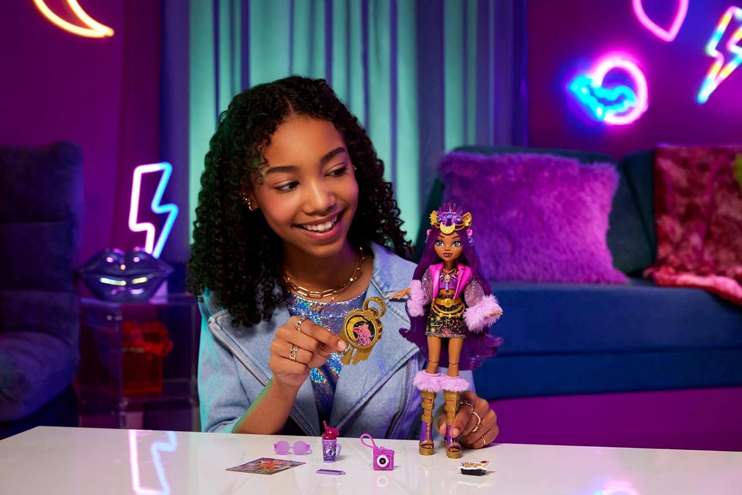 دمية Monster High Monster Fest، ذئب Clawdeen مع زي أنيق وإكسسوارات ذات طابع احتفالي مثل الوجبات الخفيفة وملصق الفرقة وحقيبة مميزة والمزيد 