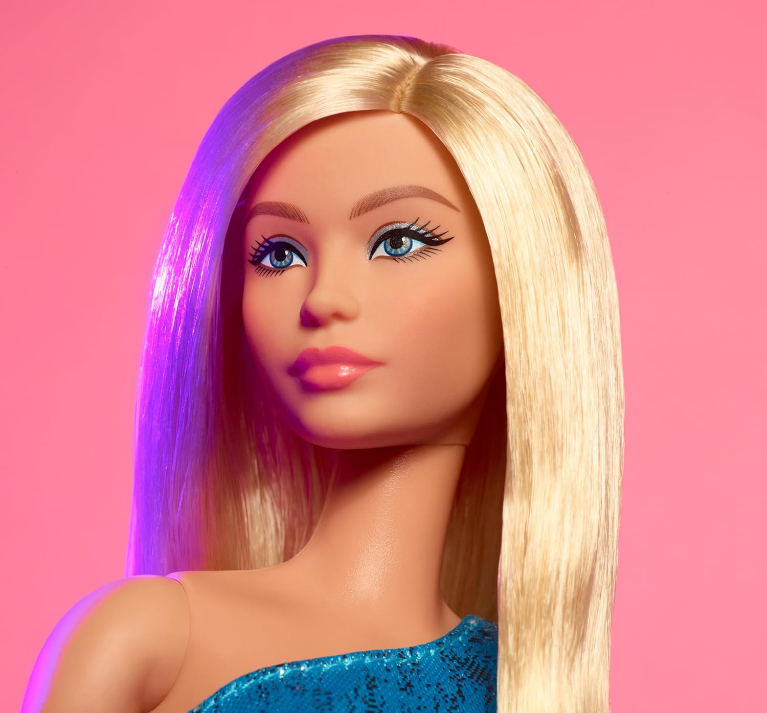 دمية Barbie Looks، رقم 23 القابلة للتجميع بشعر أشقر رمادي وأزياء Y2K الحديثة، فستان أزرق معدني بكتف واحد مع كعب بأربطة