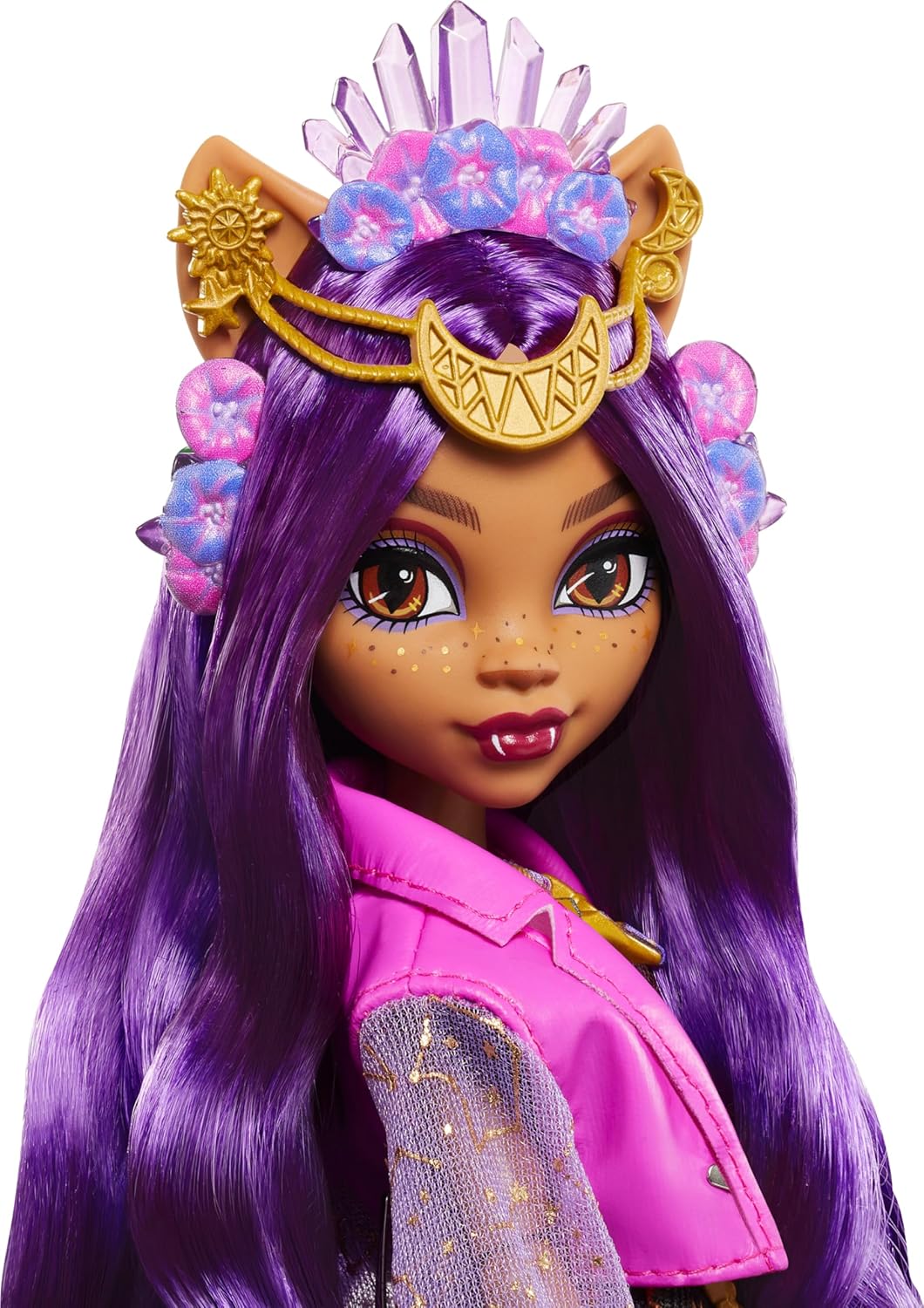 دمية Monster High Monster Fest، ذئب Clawdeen مع زي أنيق وإكسسوارات ذات طابع احتفالي مثل الوجبات الخفيفة وملصق الفرقة وحقيبة مميزة والمزيد 