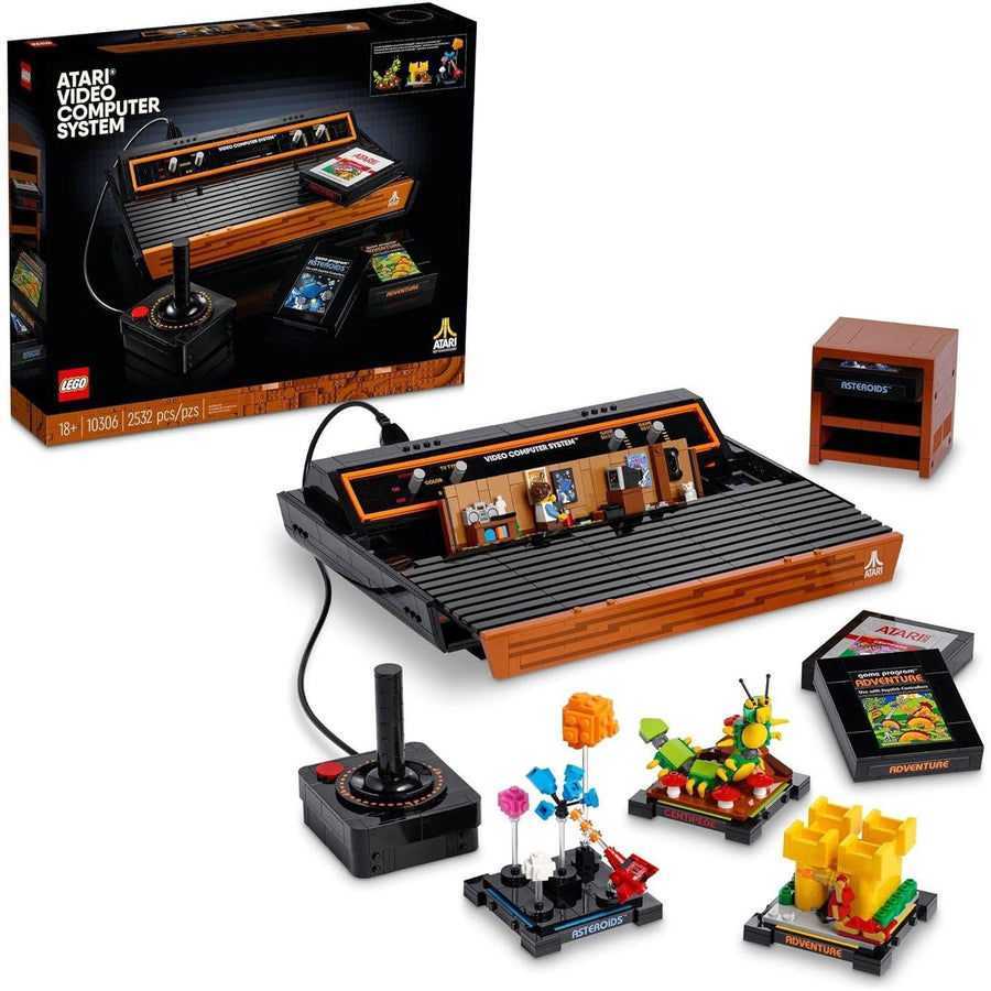 مجموعة بناء LEGO 10306 Icons Atari 2600 10306 - وحدة تحكم ألعاب فيديو قديمة ونسخ طبق الأصل من خرطوشة الألعاب، تتميز بمجسم صغير وعصا تحكم، هدية حنين إلى الثمانينيات للاعبين والكبار