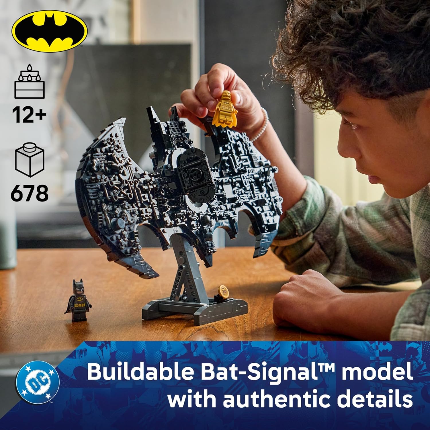 LEGO DC Batman: لعبة بناء شعار باتمان - ديكور غرفة نوم الأبطال الخارقين للأطفال، الأولاد والبنات، 12 سنة فما فوق - مع مجسمات باتمان الكلاسيكية والذهبية المصغرة - فكرة هدية لأعياد الميلاد والمعجبين - 76330