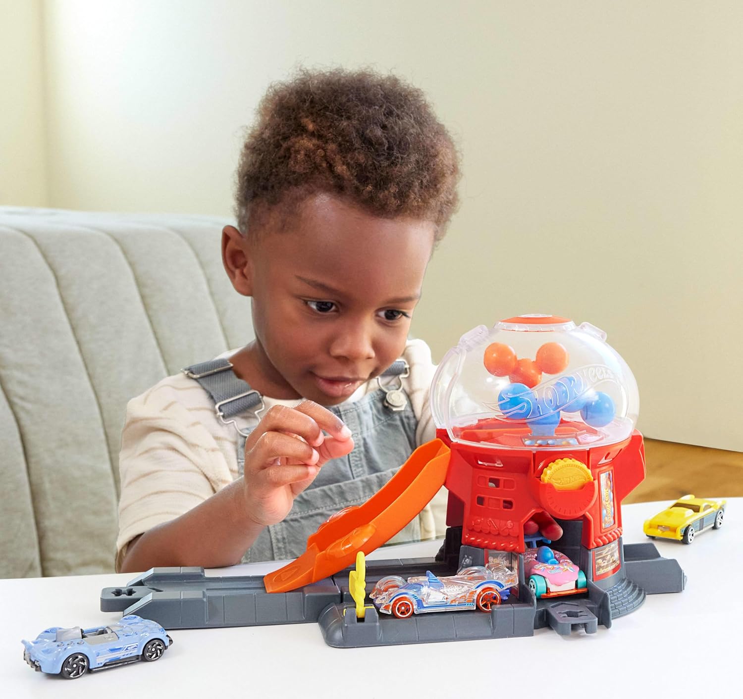 مجموعة مسارات سيارات هوت ويلز، مجموعة لعب آلة غامبول مع مركبة مصبوبة على شكل دونات بمقياس 1:64 ومسار سرعة سريع، متجر حلوى وسط المدينة