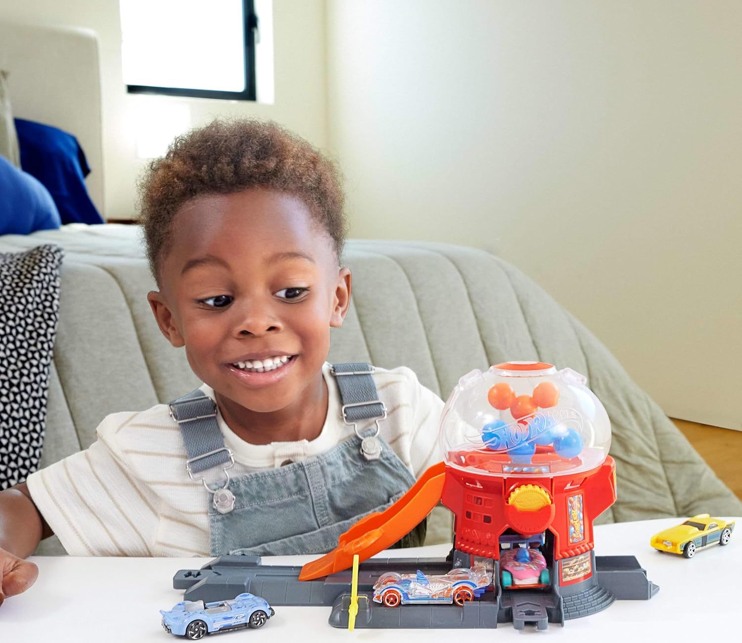 مجموعة مسارات سيارات هوت ويلز، مجموعة لعب آلة غامبول مع مركبة مصبوبة على شكل دونات بمقياس 1:64 ومسار سرعة سريع، متجر حلوى وسط المدينة