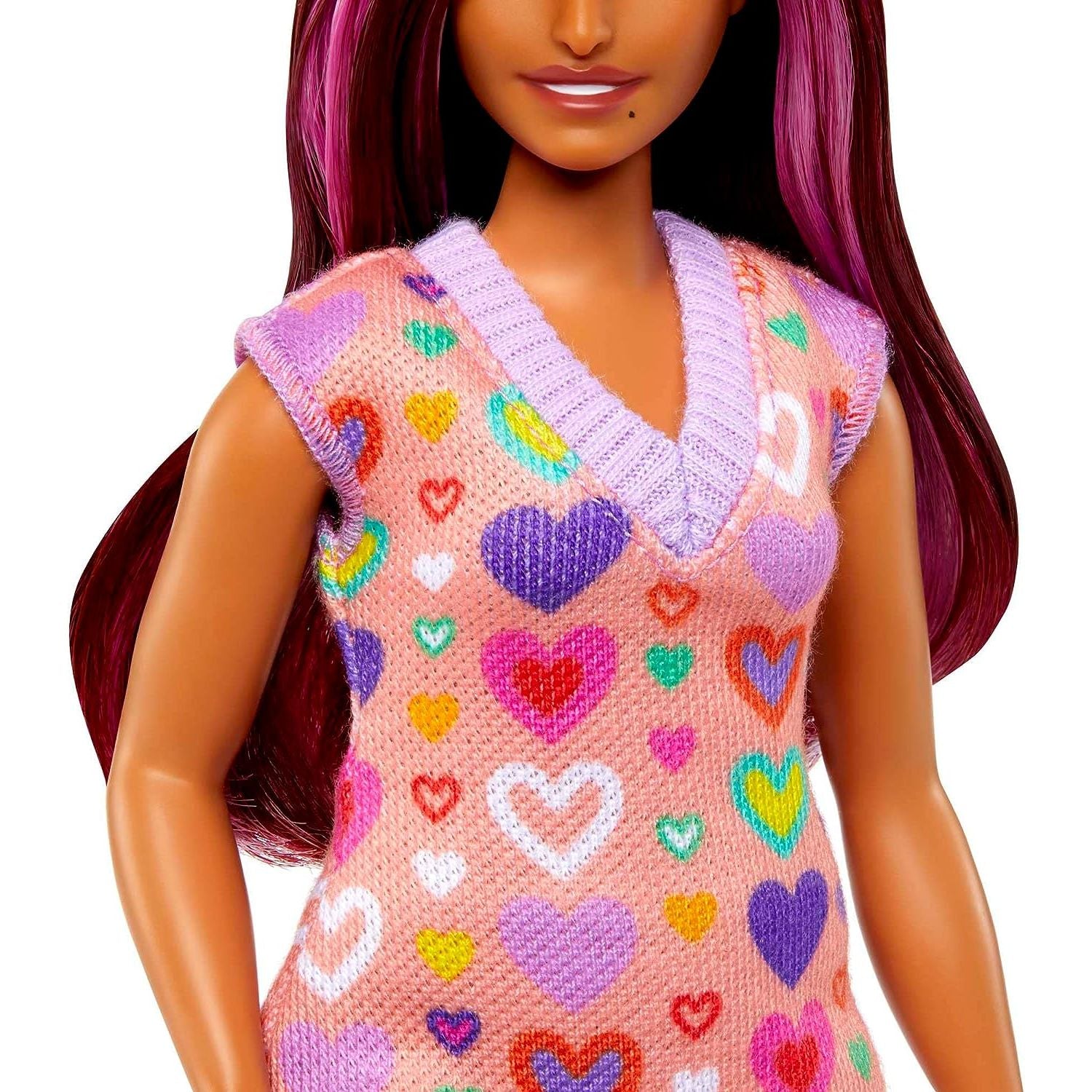 دمية Barbie Fashionistas رقم 207 مع فستان سترة بطبعة قلب ونظارة شمسية وحذاء ذو نعل سميك صغير