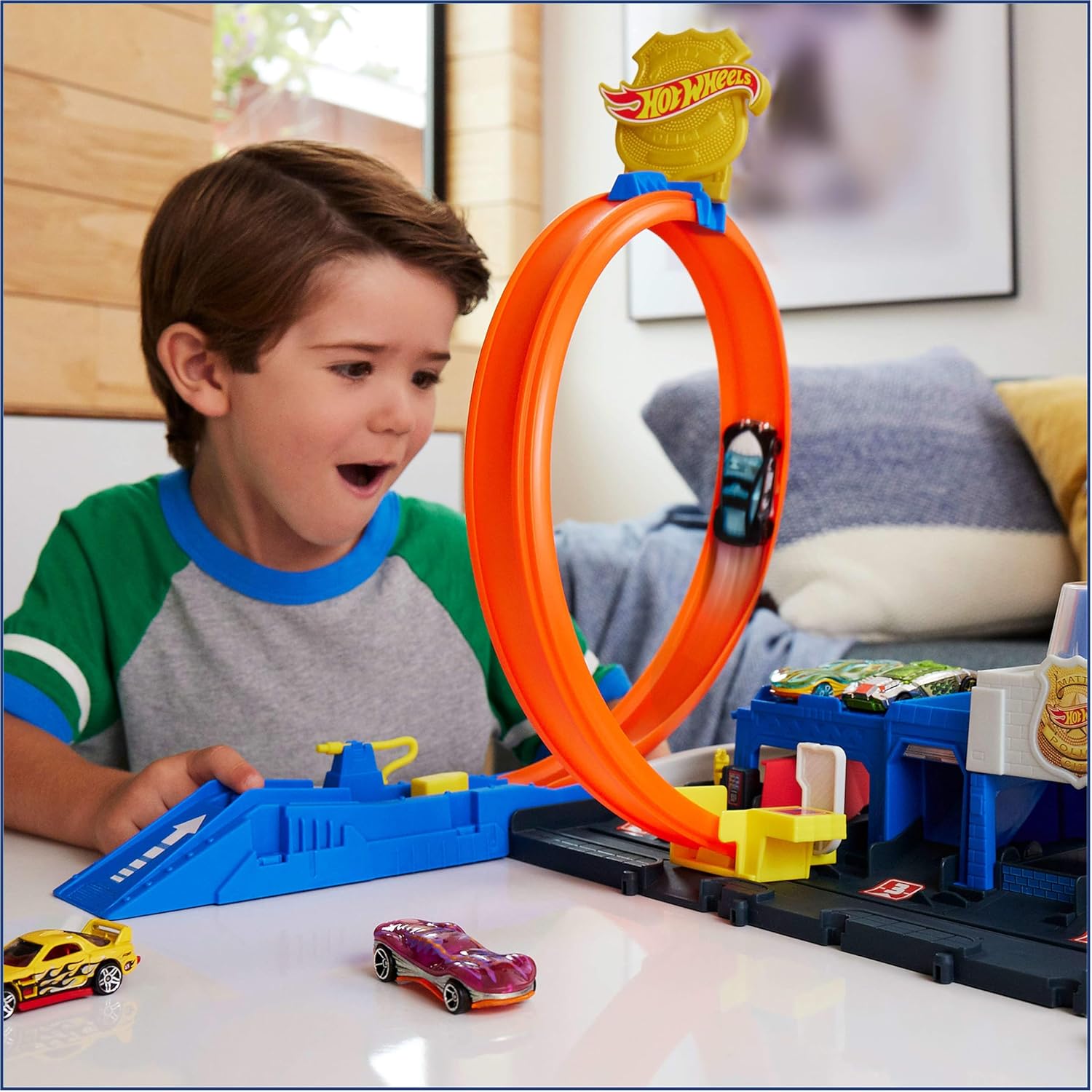 مجموعة مسار سيارة لعبة هوت ويلز، مجموعة لعب مركز شرطة سوبر مع مركبة مصبوبة بمقياس 1:64، حلقة قابلة للتعديل لطرق متعددة للسباق والألعاب البهلوانية 