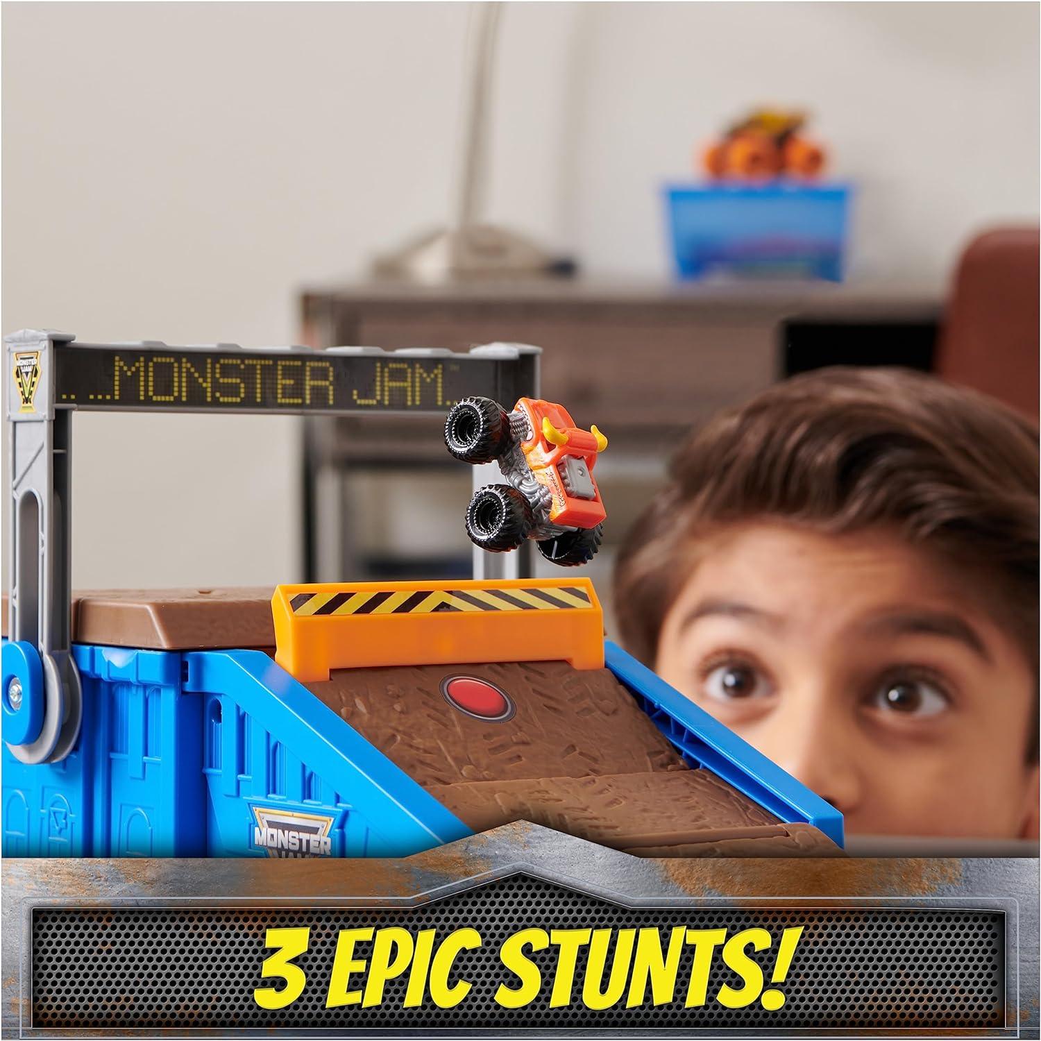 مجموعة اللعب والتخزين من مونستر جام ميني فري ستايل فليب أرينا مع شاحنتين مونستر جام صغيرتين