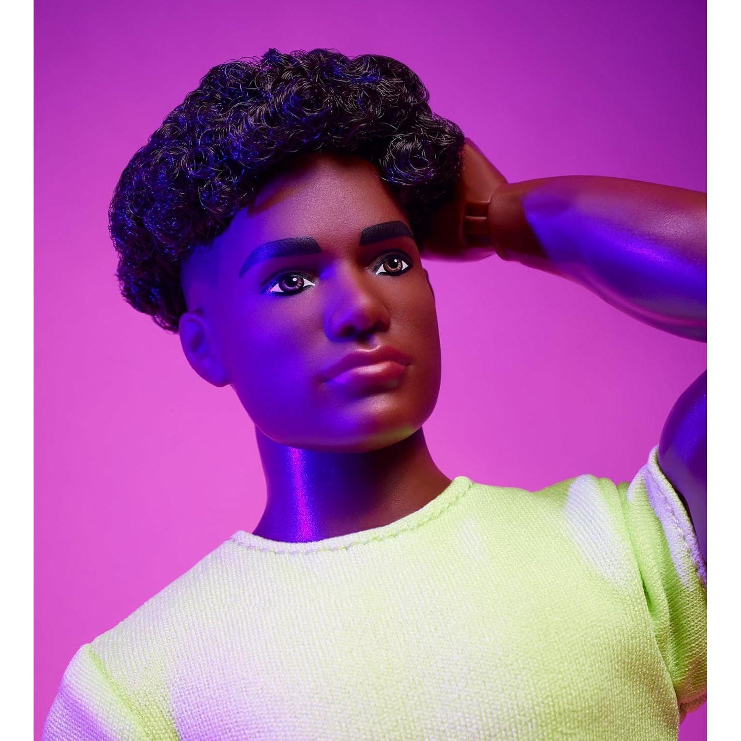 دمية Barbie Looks Ken، رقم 25 القابلة للتجميع بشعر أسود مجعد وأزياء Y2K الحديثة، تي شيرت شارتروز وبنطلون باستيل مع حذاء فضي