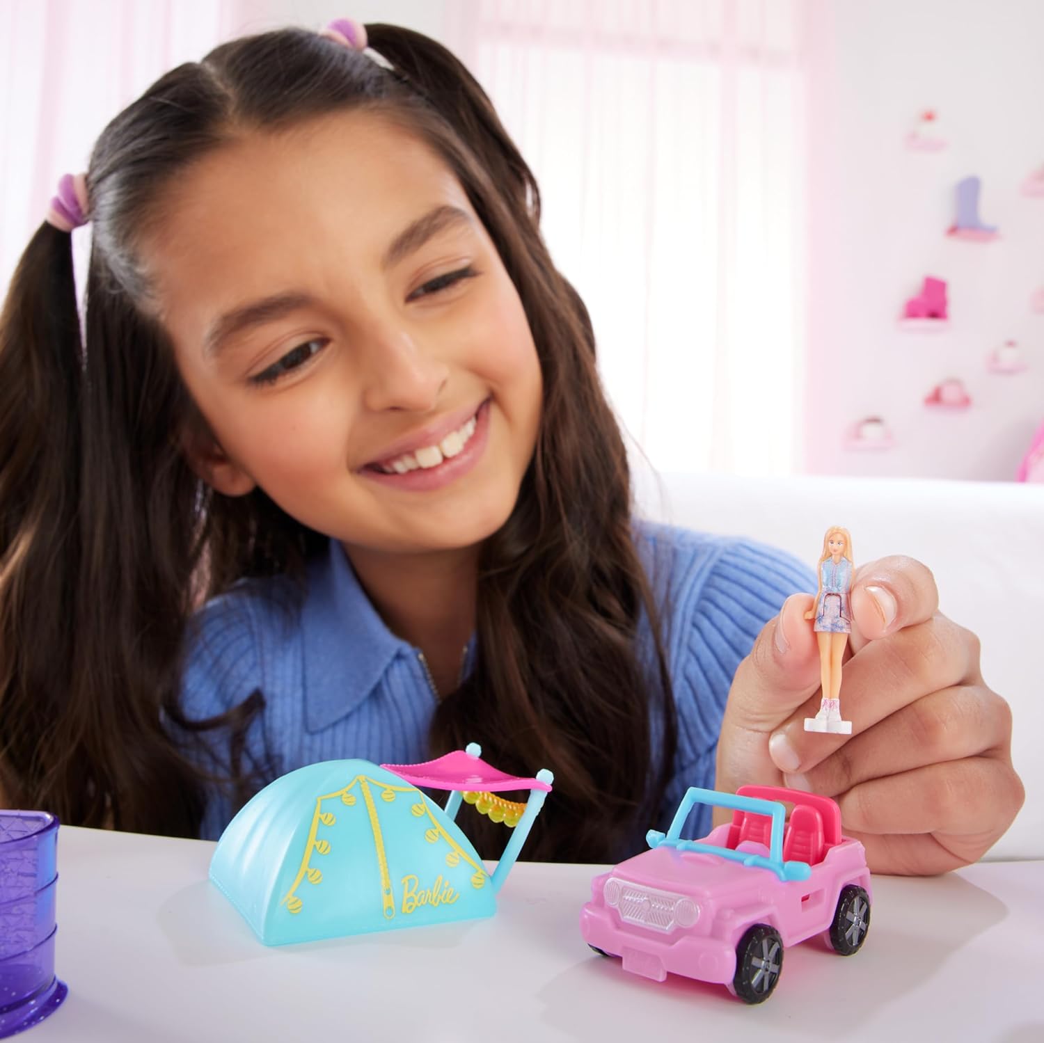 Barbie Mini BarbieLand Doll & Toy Vehicle Sets, 1.5-inch Doll & Iconic Toy Vehicle with Color-Change Surprise JEEP With Tint