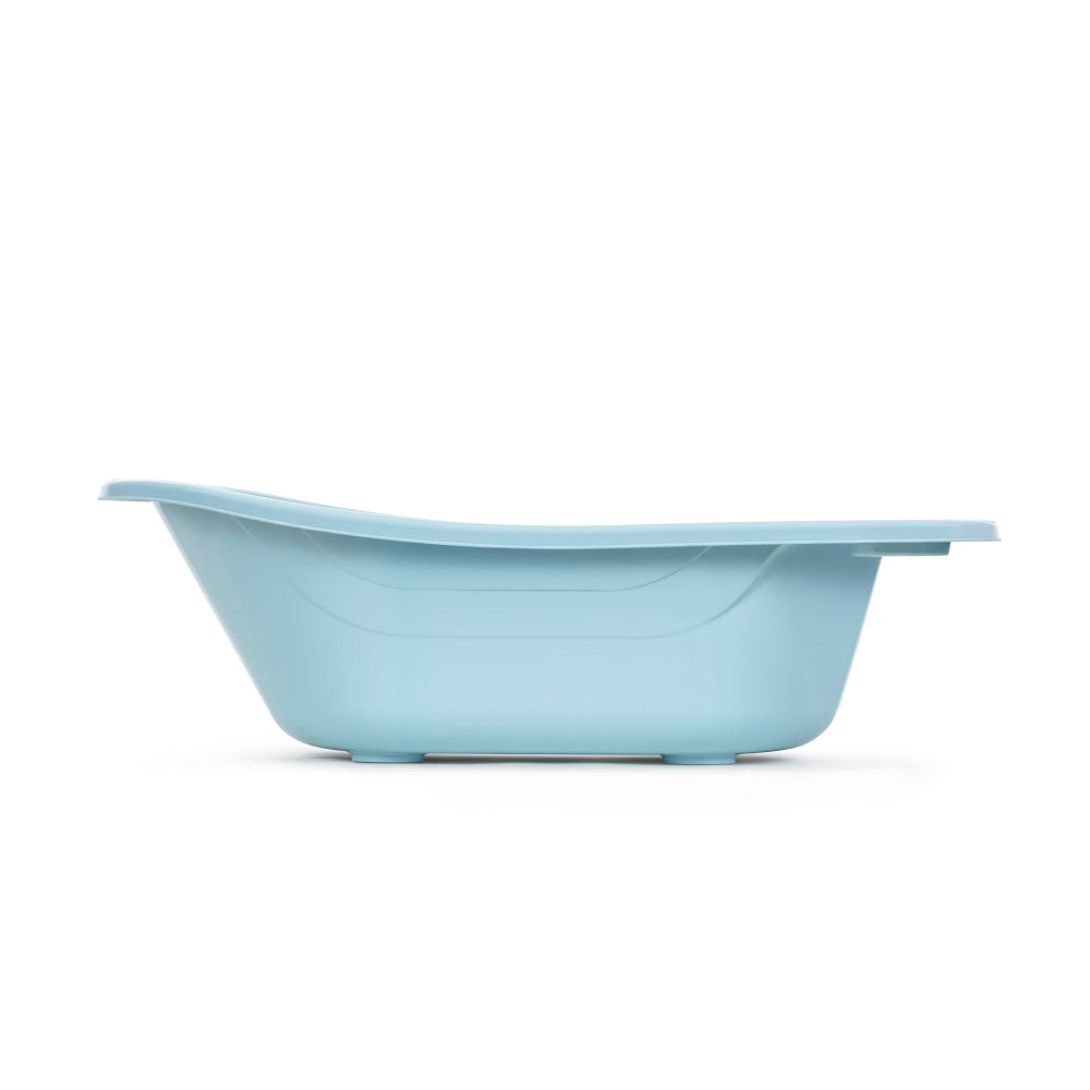 Light blue baby bathtub 