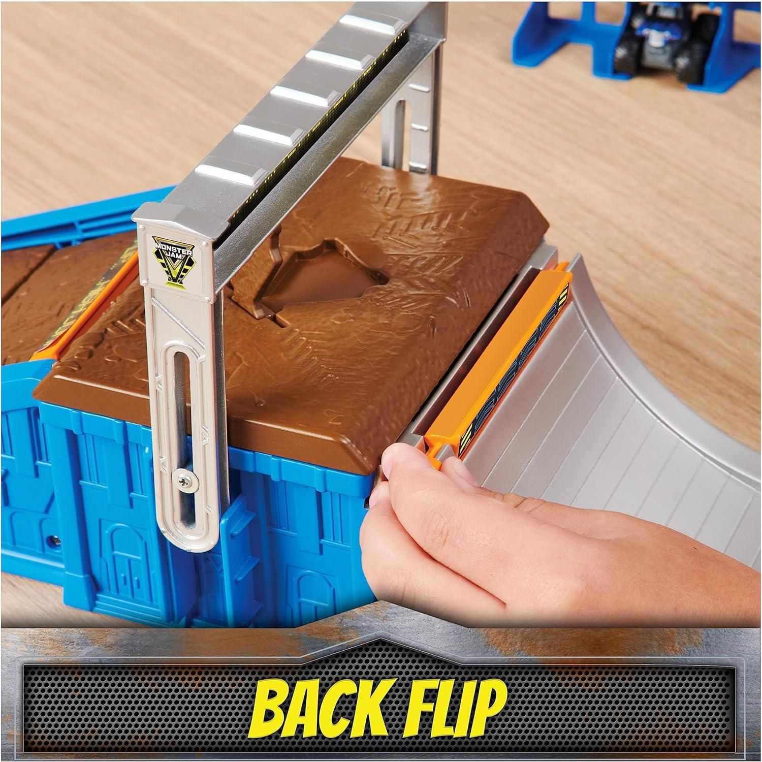 مجموعة اللعب والتخزين من مونستر جام ميني فري ستايل فليب أرينا مع شاحنتين مونستر جام صغيرتين