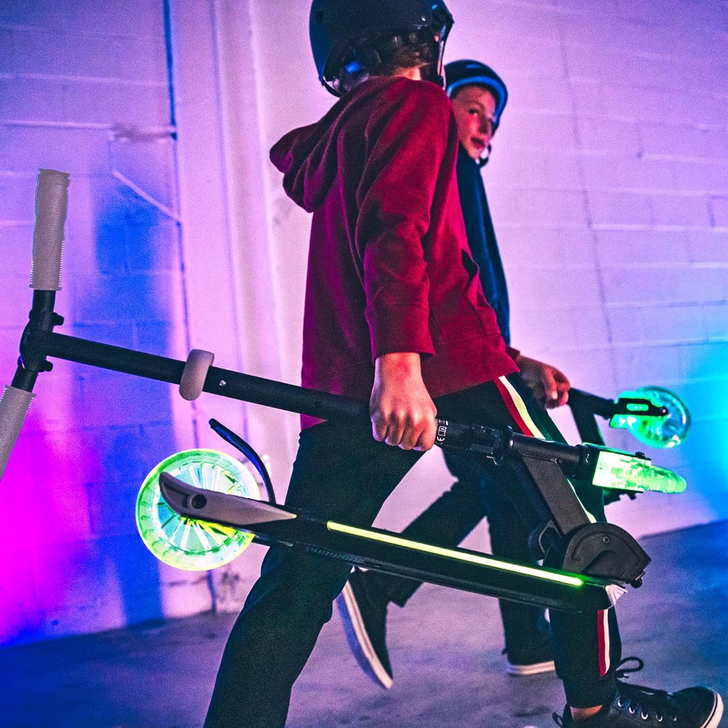 AERO C2 Two Wheels Scooter with dynamic lights wheels and an Aero deck - Black