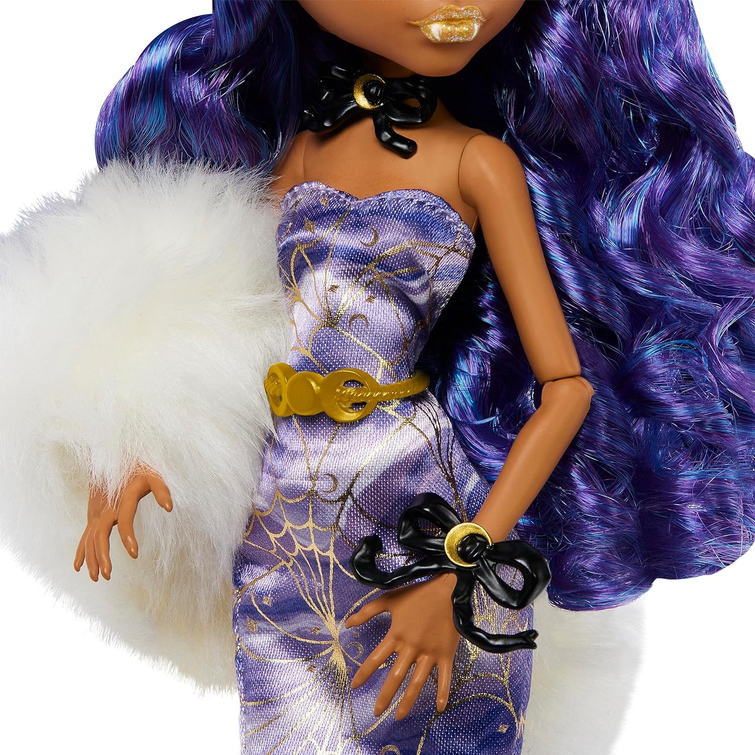 دمية Monster High، Clawdeen Wolf Howliday القابلة للتجميع في ثوب ICY Lavender مع أفعى فروي وإكسسوارات