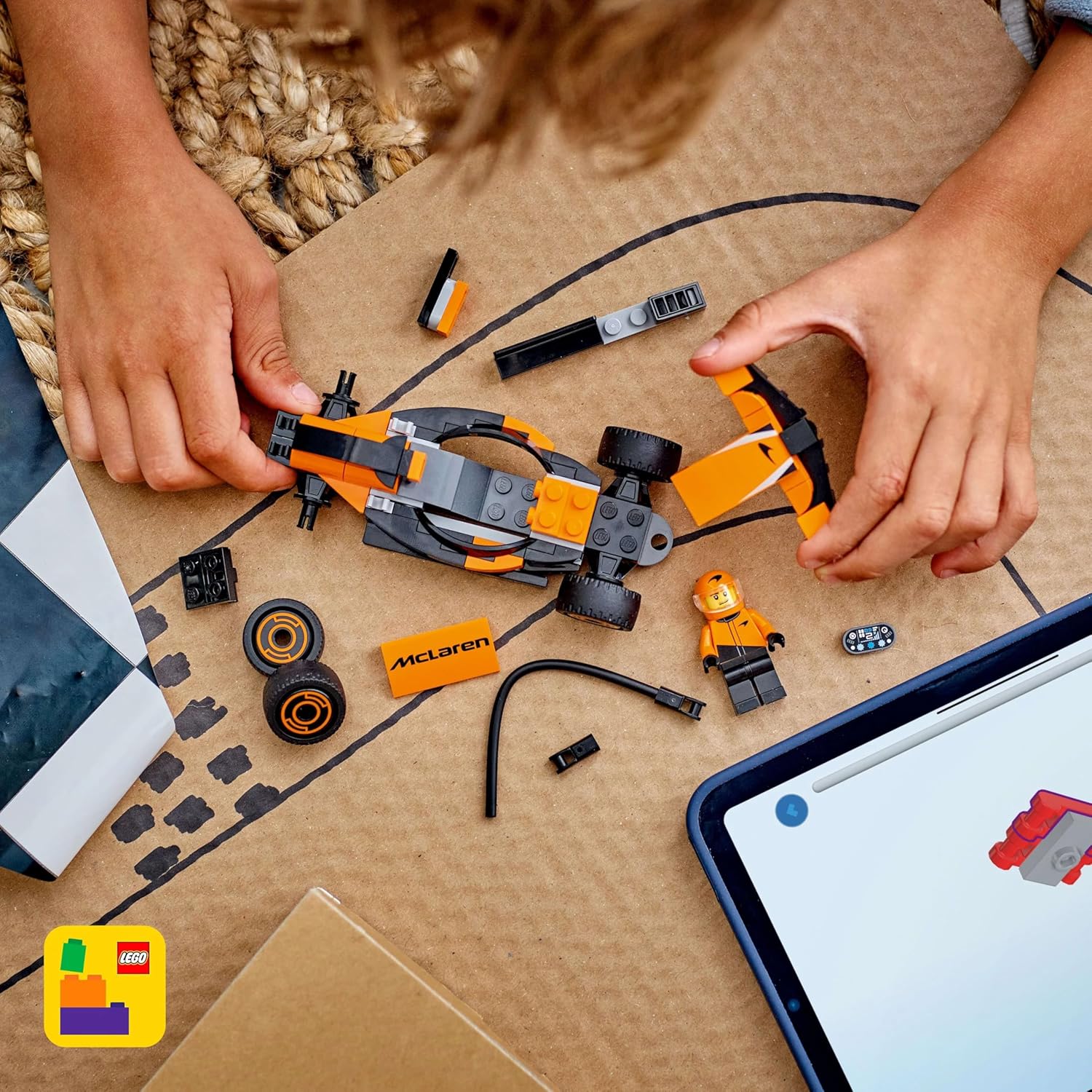 سائق سيارة سباق ماكلارين من ليغو سيتي - لعبة بناء فورمولا 1 مع مجسم سائق سباق - فكرة هدية عيد ميلاد صغيرة للأولاد والبنات من عمر 6 سنوات فما فوق أو لمحبي رياضة السيارات البالغين - 60442 