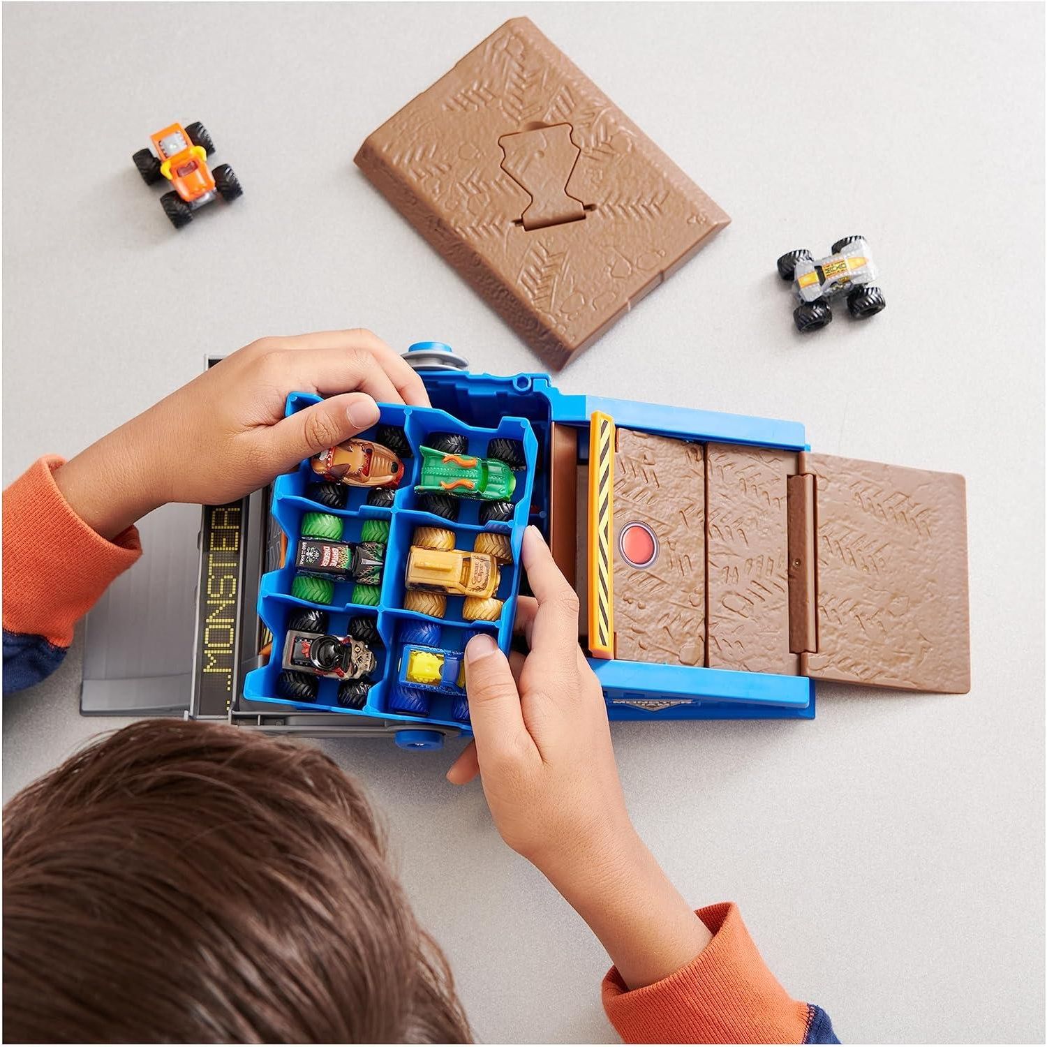 مجموعة اللعب والتخزين من مونستر جام ميني فري ستايل فليب أرينا مع شاحنتين مونستر جام صغيرتين