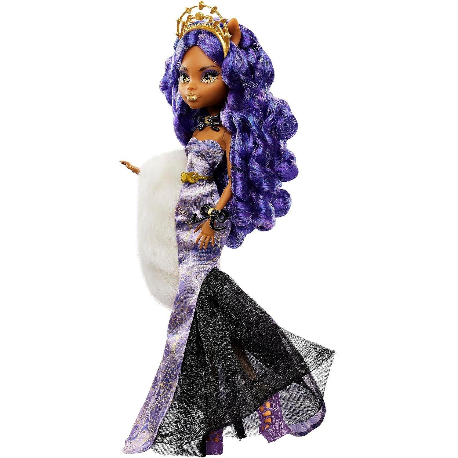 دمية Monster High، Clawdeen Wolf Howliday القابلة للتجميع في ثوب ICY Lavender مع أفعى فروي وإكسسوارات