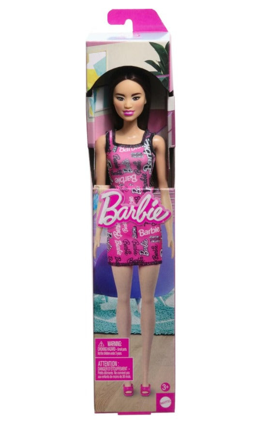 دمية باربي فاشون من ماتيل بشعر أسود مستقيم، ترتدي فستانًا ورديًا قابلًا للإزالة وحذاءً مطبوعًا عليه شعار 