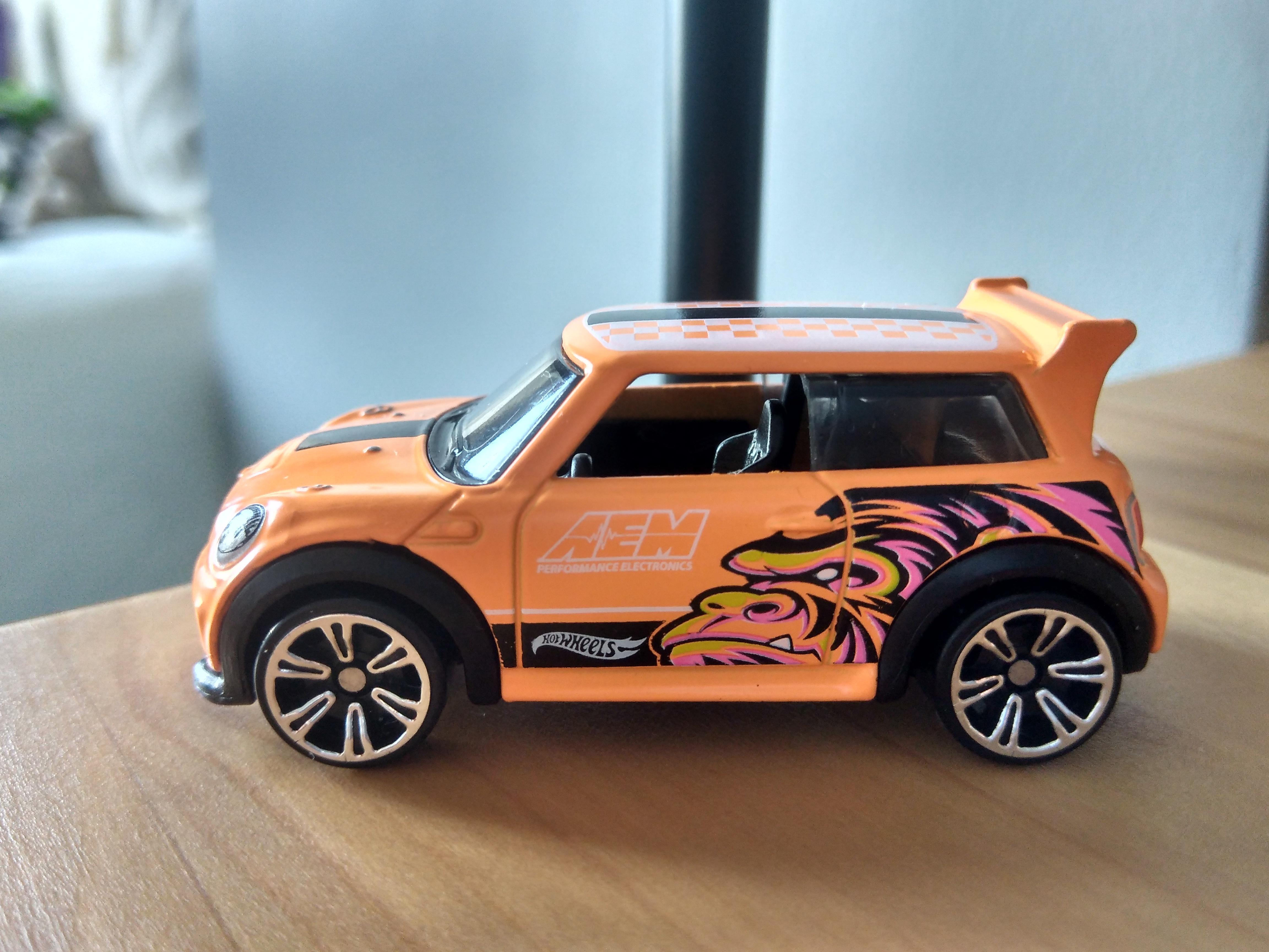 Hot Wheels Neon Speeders - Mini Cooper S Challenge