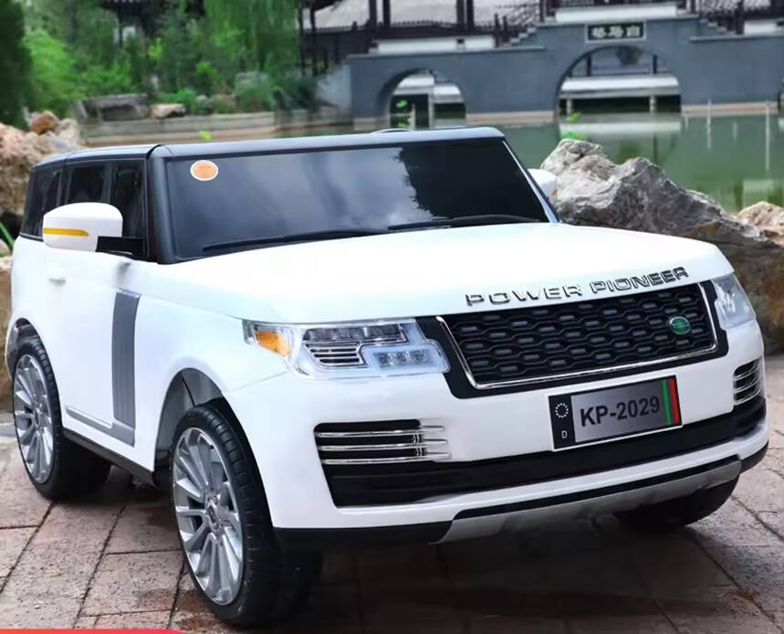 سيارة كهربائية للأطفال بجهد ١٢ فولت، مزودة بأربعة محركات بقوة ٣٩٠ واط | مقعد مزدوج، بلوتوث، جهاز تحكم عن بُعد، أضواء LED وموسيقى - لون أبيض